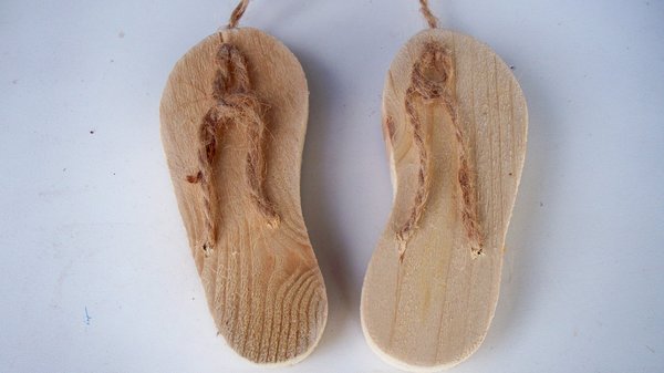 Flip-Flops aus Holz in natur oder weiß