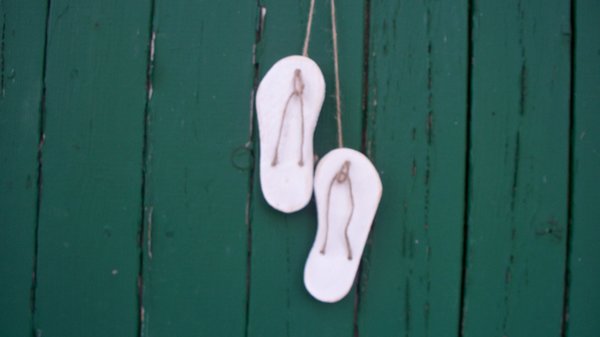 Flip-Flops aus Holz in natur oder weiß