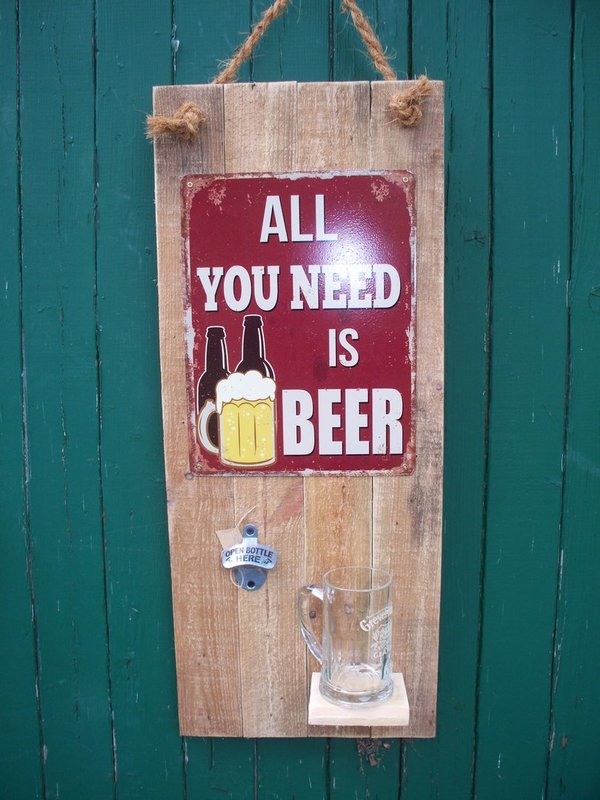 Bretterwand, Blech, All you need is beer,rot, Glas,Öffner