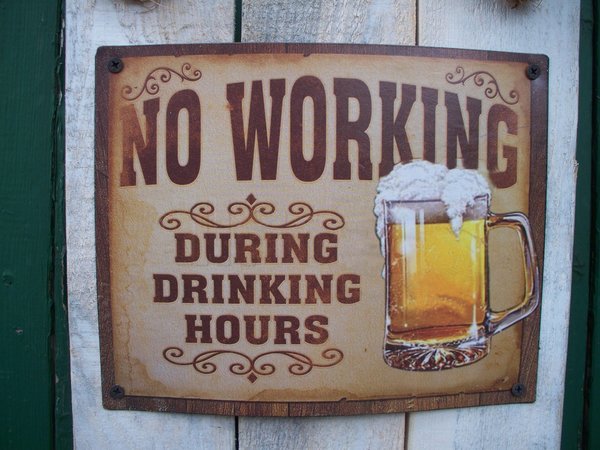 Bretterwand, Blech "No working during drinking hours",2 Öffner, weiß