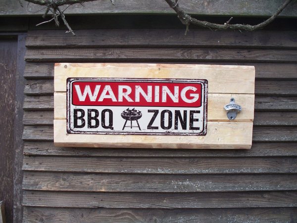 Bretterwand, Blech "Warning BBQ Zone", Öffner