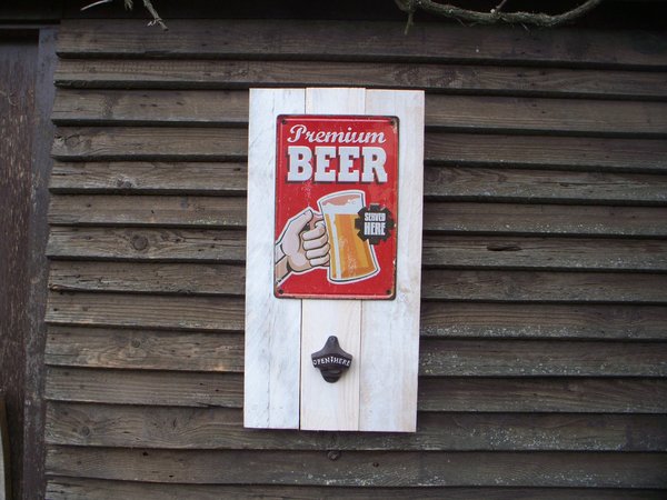 Bretterwand, Blech, "Premium Beer", Flaschenöffner