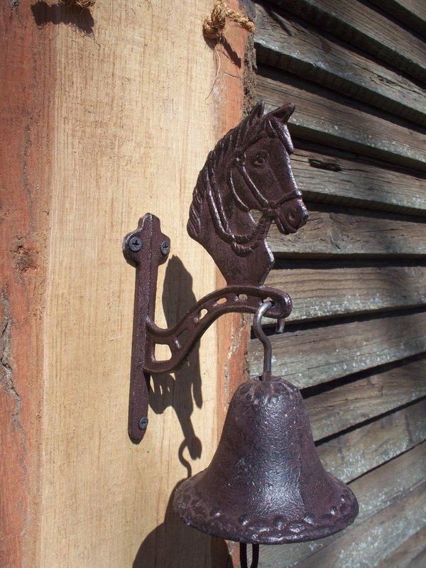 Brett, Glocke mit Pferdekopf auf dem Ausleger