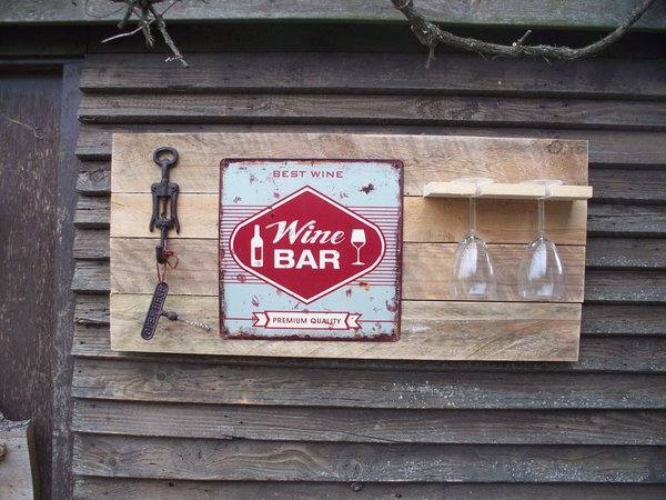 Bretterwand, Blech "Wine BAR", 2 Gläser, Korkenzieher