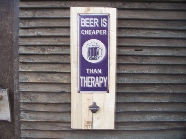 Bretterwand, Blech, "Beer is cheaper than therapy",Öffner