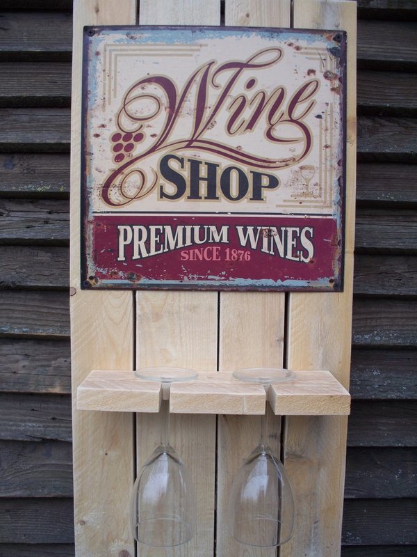 Bretterwand, Blech, "Wine Shop", 2 Gläser