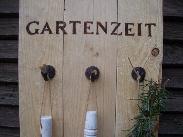 Bretterwand "Gartenzeit, 3 Haken, Schaufel undHarke