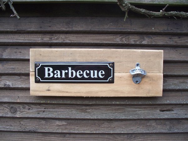 Bretterwand, Schild, "Barbecue", Öffner