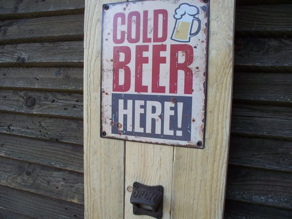 Bretterwand, Blech"Cold beer here",  Öffner