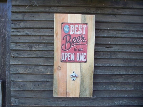 Bretterwand, Blech "The best beer is an open one", Öffner