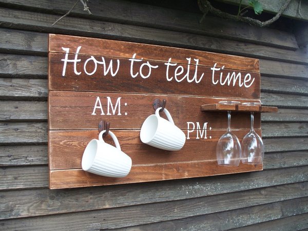 Bretterwand, Spruch "How to tell time", 2 Gläser, 2 Tassen