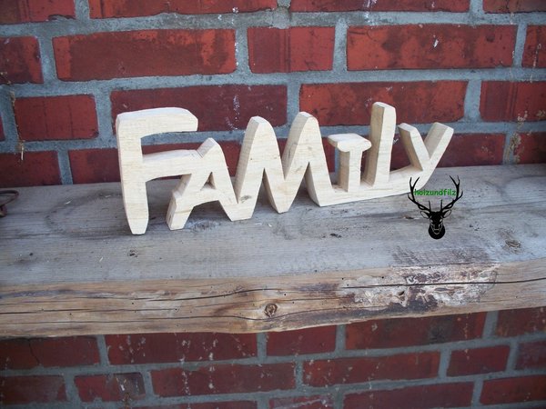 Schrift "Family" in natur oder weiß