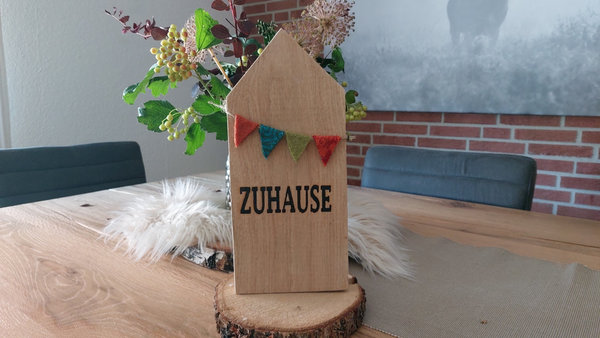 Holzhaus-Spruch " ZUHAUSE" mit Filz-Wimpelkette