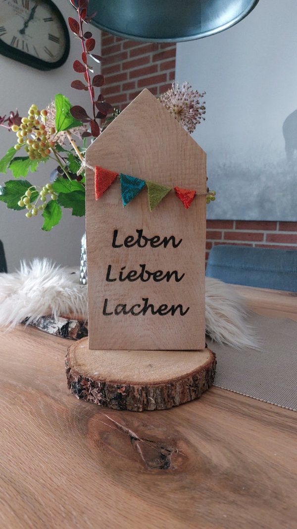 Holzhaus-Spruch "Leben Lieben Lachen" mit Filz-Wimpelkette
